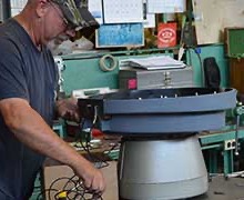 调谐期间振动送料机弹簧组和驱动区域的特写